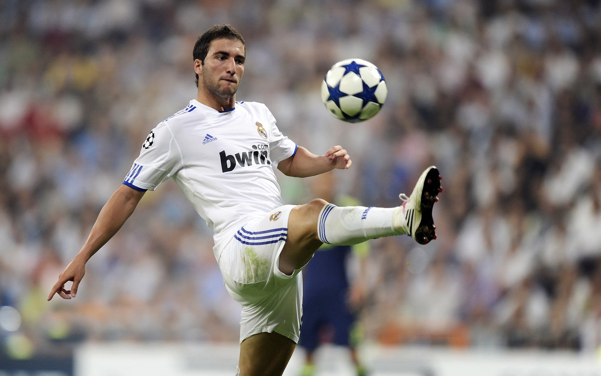 公牛不断突破！内马尔连续五场比赛得分超过表现优异赛场气氛高涨