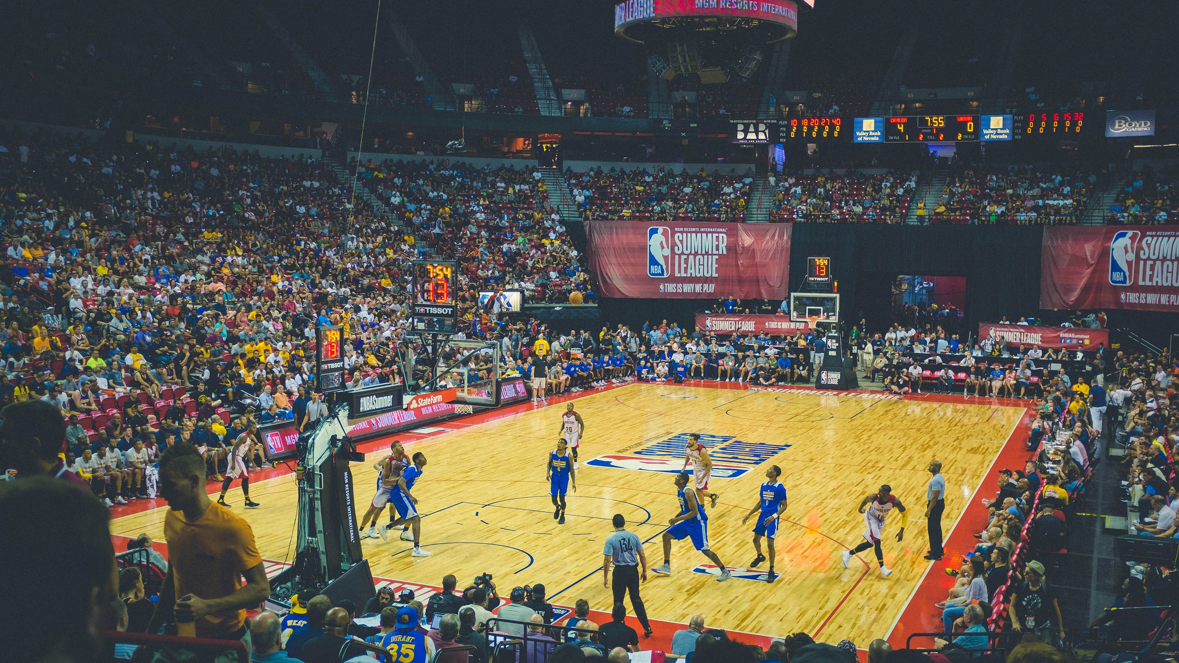  阿扎伦卡在DWG比赛中最后时刻胜出，持续失利引发热议！赛场气氛高涨